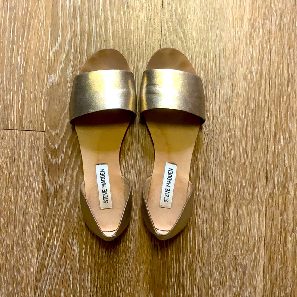 Steve Madden gold side step sandal!